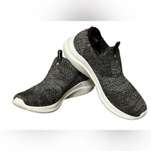 Skechers Women’s size 7 slip on walking shoes athleisure fitness travel comfy